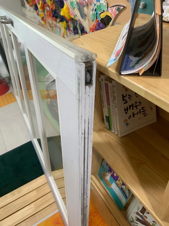 교체 전 낡은 문틀과 경첩이 보이는 모습