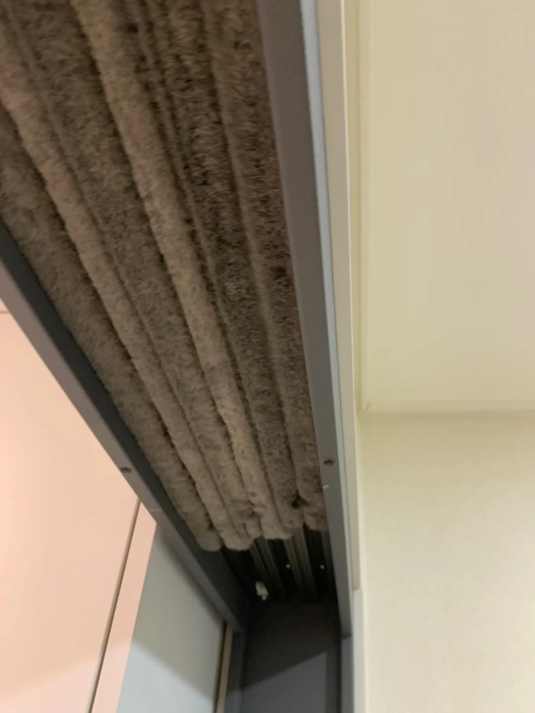 철거 전 유리 패널 중문이 열려 레일이 보이는 모습