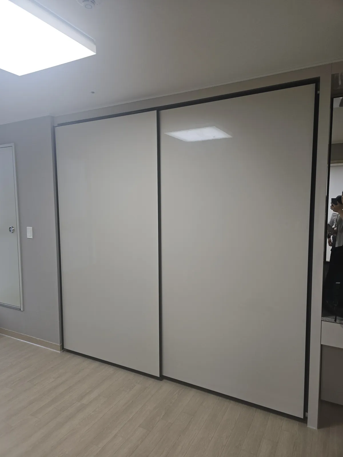 교체 후 같은 자리에 새 미닫이문이 닫혀 있는 모습
